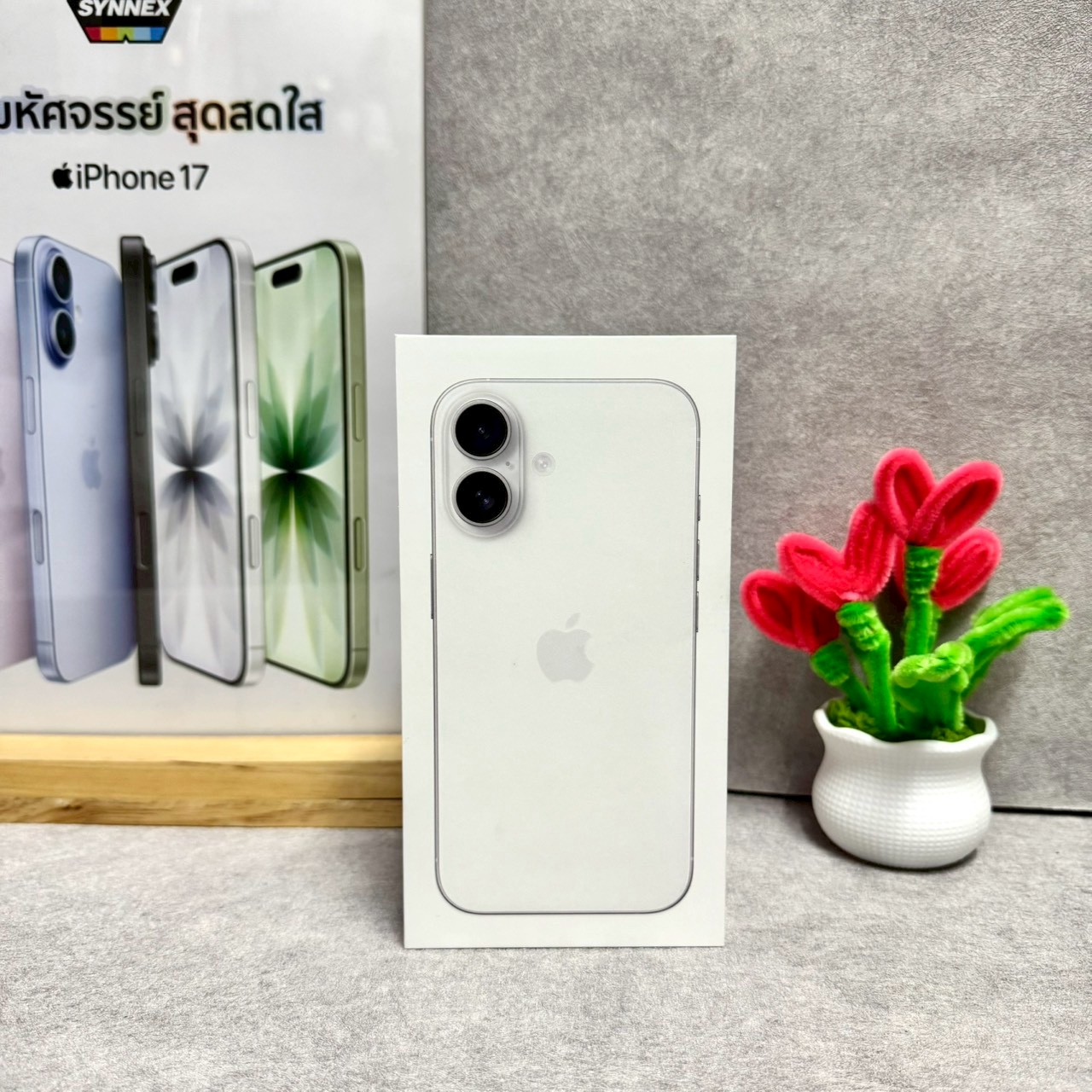 i16-128GB White-x-Frist Hand